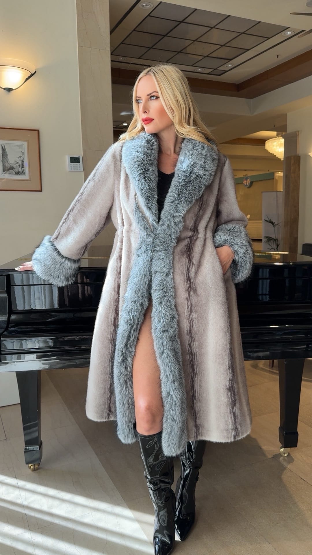 Γούνα γκρι  με πλούσιο τρίχωμα στον γιακά και στα μανίκια