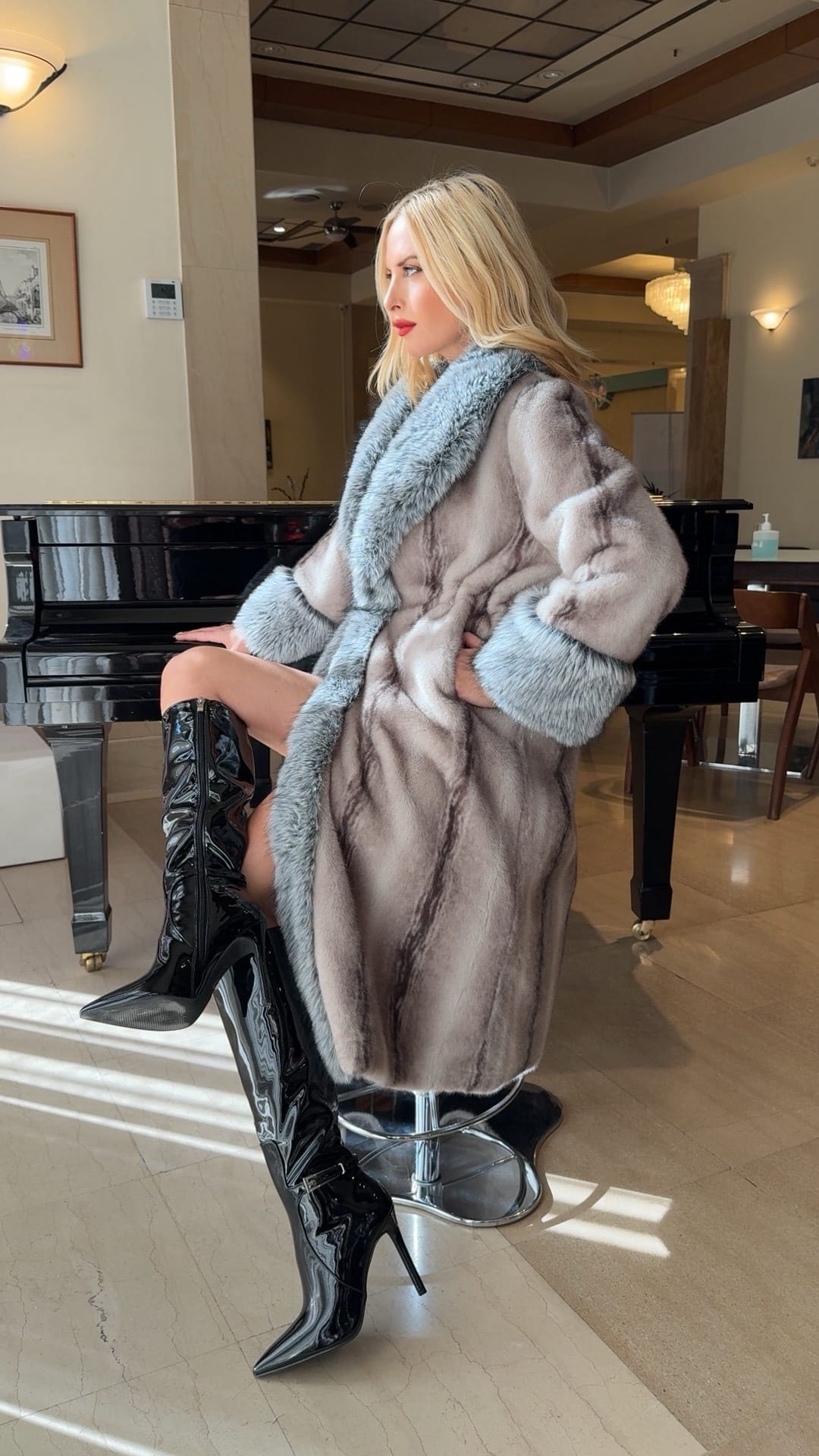 Γούνα γκρι  με πλούσιο τρίχωμα στον γιακά και στα μανίκια