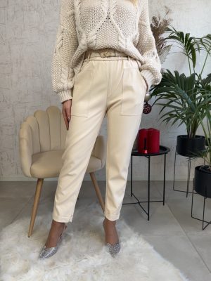 Παντελόνι δερματίνη με λάστιχο στην μέση και ζώνη-εκρού