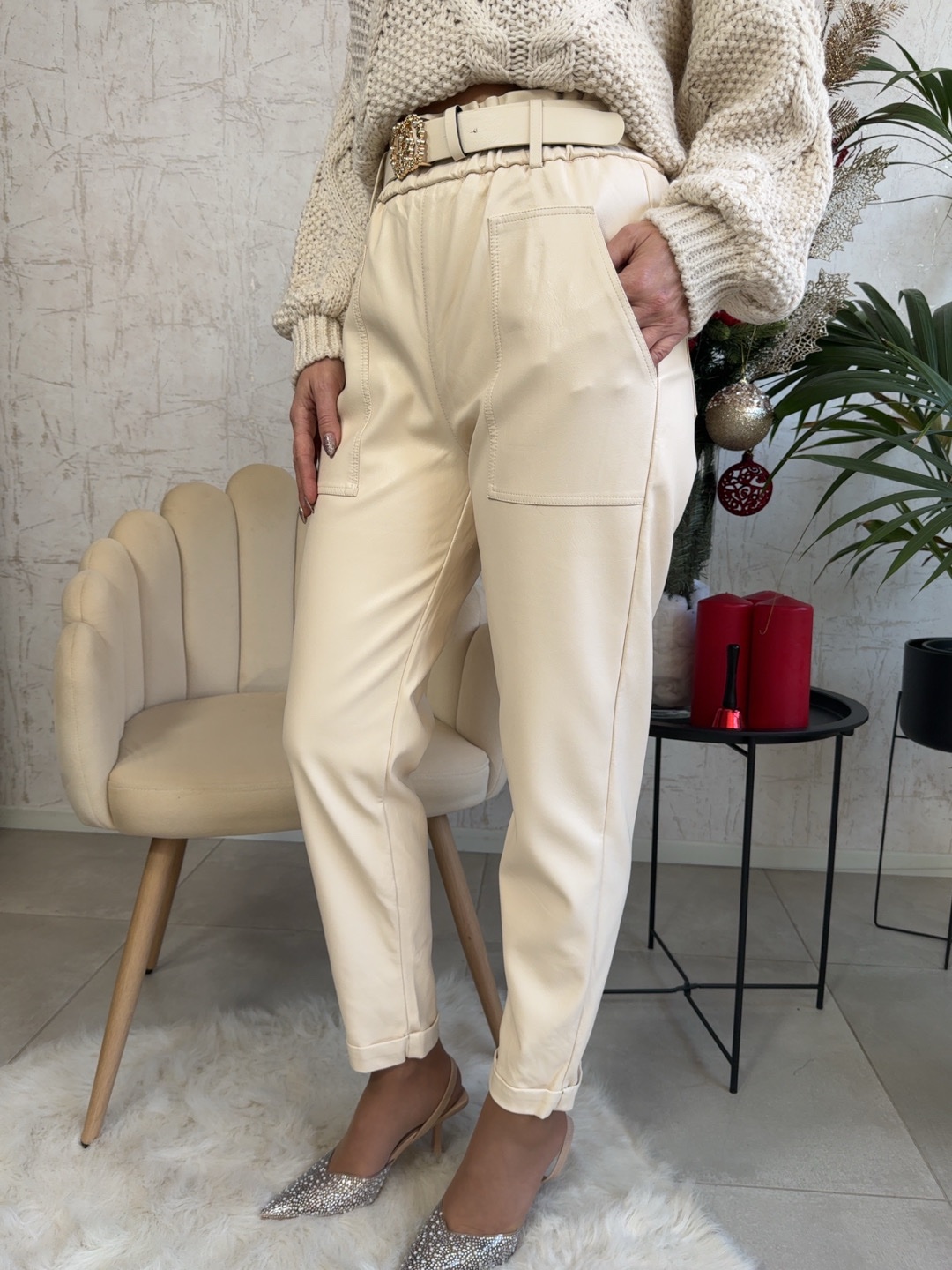 Παντελόνι δερματίνη με λάστιχο στην μέση και ζώνη-εκρού