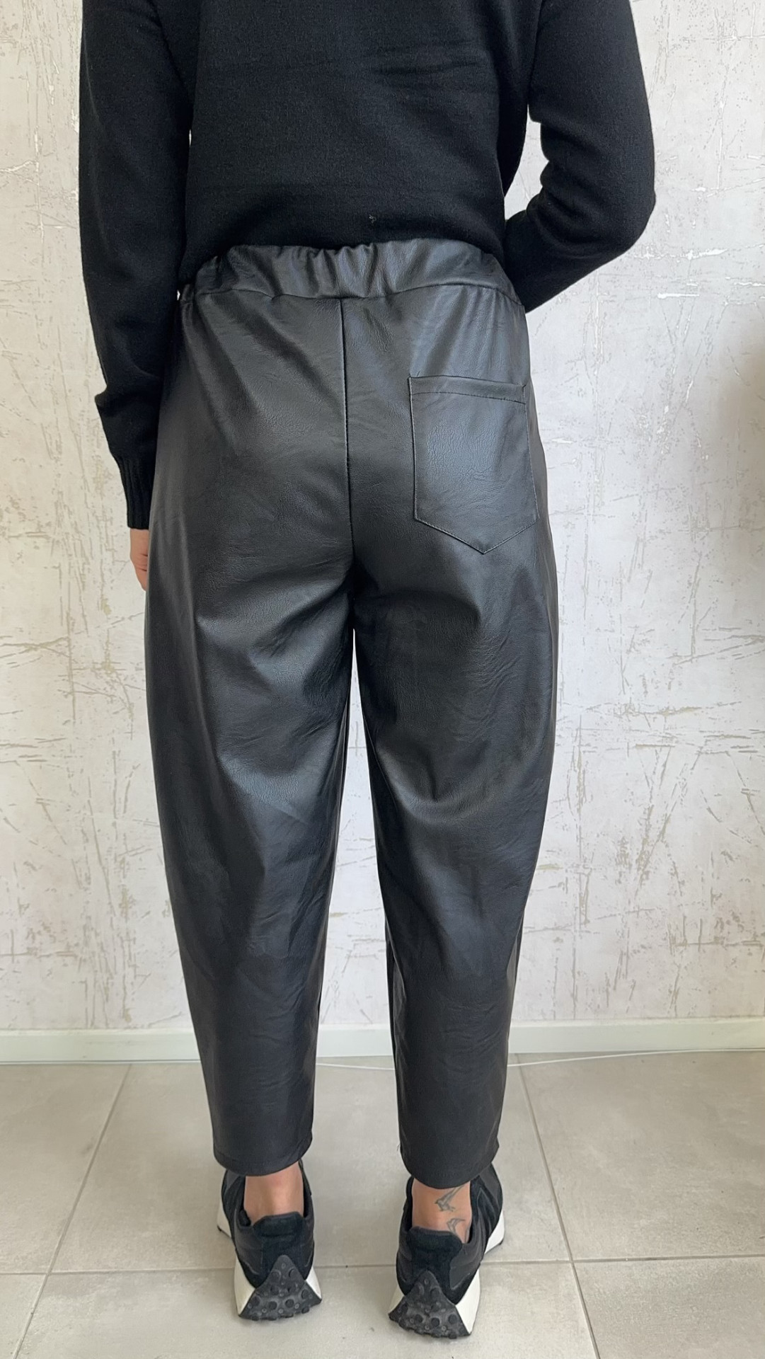 Δερματίνη παντελόνι με λάστιχο στην μέση-Μαυρο