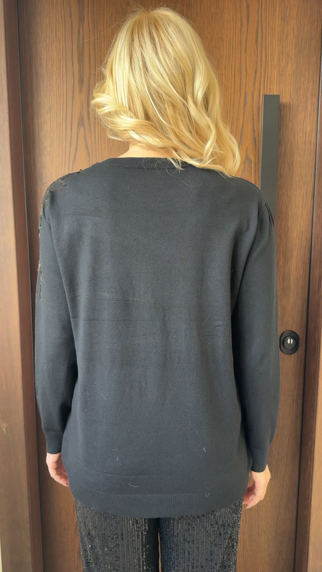 Μπλούζα με παγιετα στον ώμο- Μαυρο